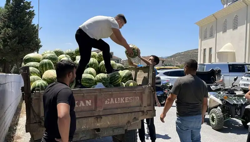 Karpuz Dolu Kamyonlar, Yazın Neşesini Sokaklara Taşıdı
