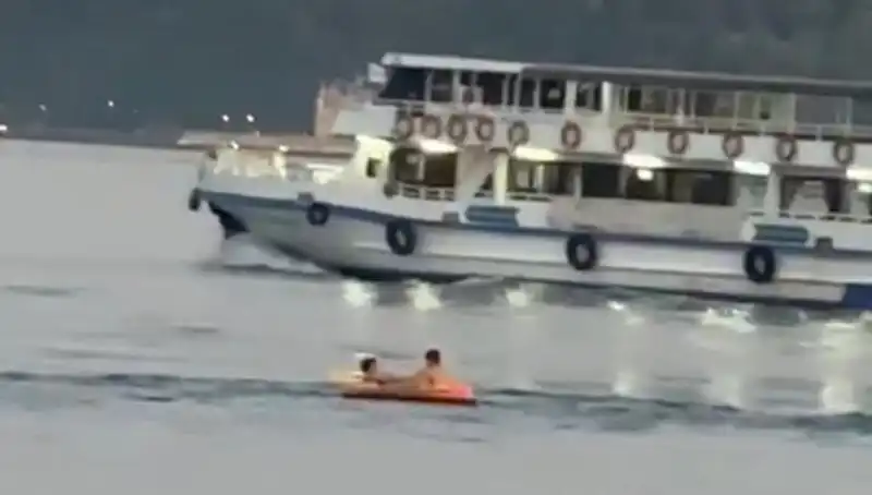 Sarıyer Sahilinde İki Çocuk Denize Botla Açıldı, Olay Dehşet Verdi!