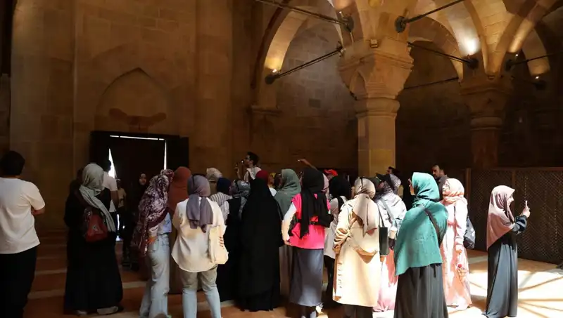 Eşsiz Dilci Dünyasında Kalemler Suskun: Dilleri Kırık Bırakan Gizemli Olay