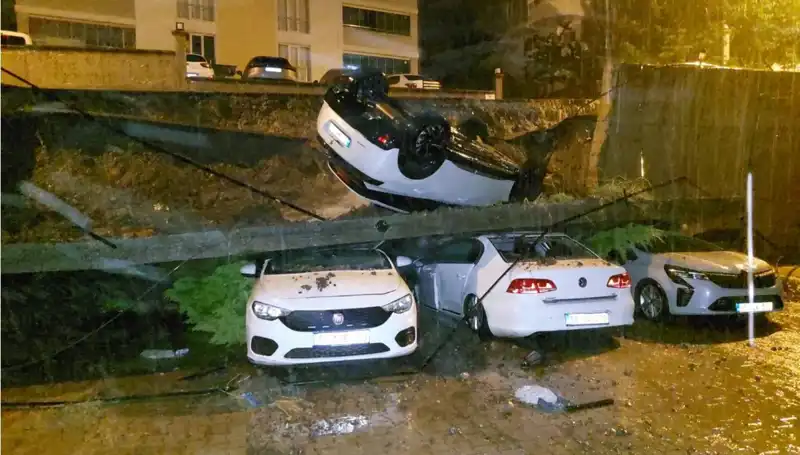 Duvar Çözülmesi Sonucu Dört Araç Zarar Gördü, Olayın Ayrıntıları Belli Oldu