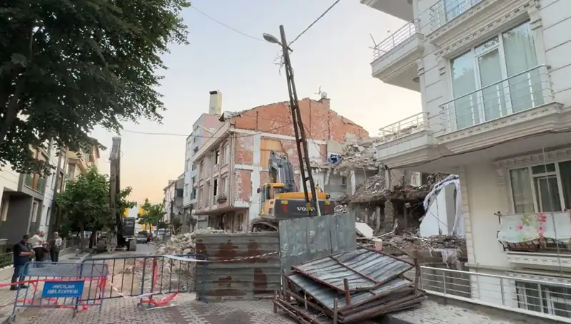 Yıkım Sürecindeki Binadan Koptu: İki Sokak Karanlığa Gömüldü