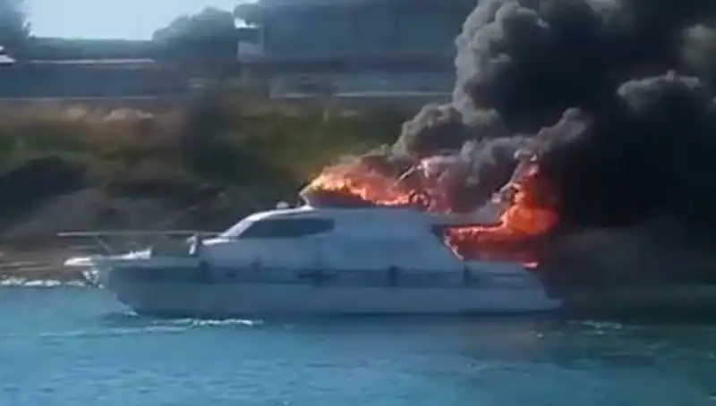 Çeşme Marina'da Yangın! Motoryat Küller İçinde Kaldı