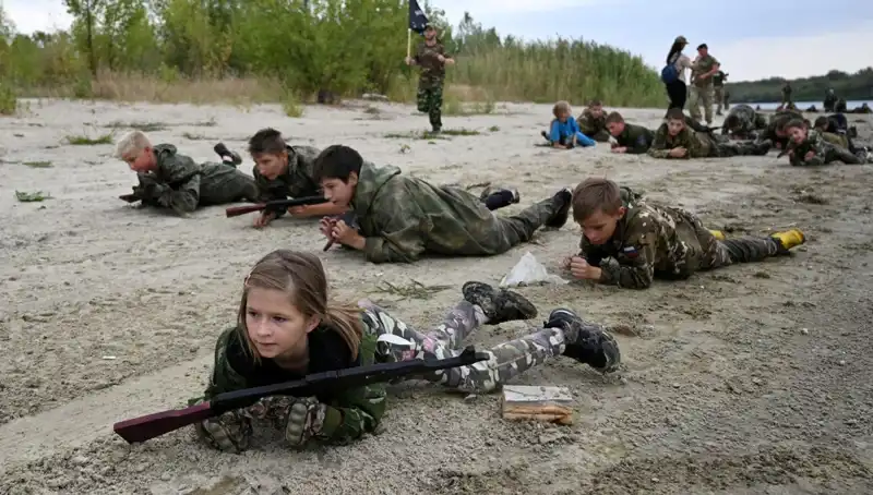 Rusya'da 8 Yaşındaki Çocuklar Savaşçı Olma Yolunda: Hayatlarını Riski Altına Alıyorlar
