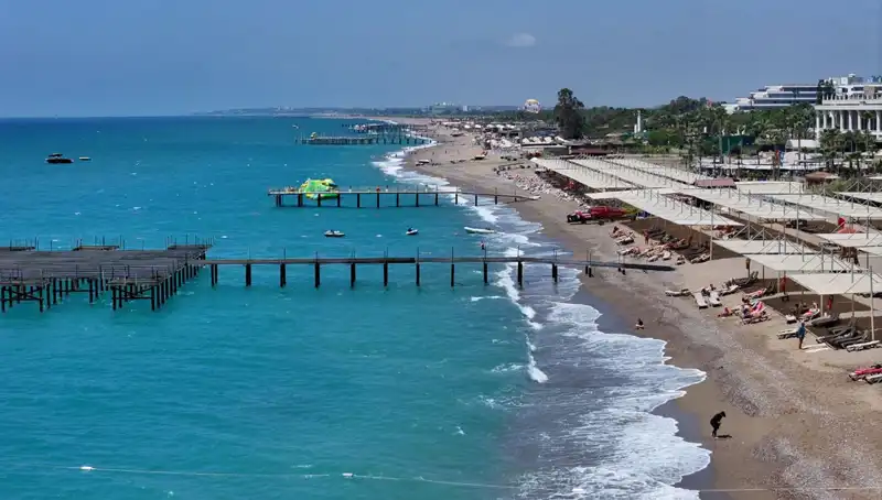 Antalya Sahilleri Güneşle Buluşuyor: Tatilciler için Cennet Ortaya Çıkıyor