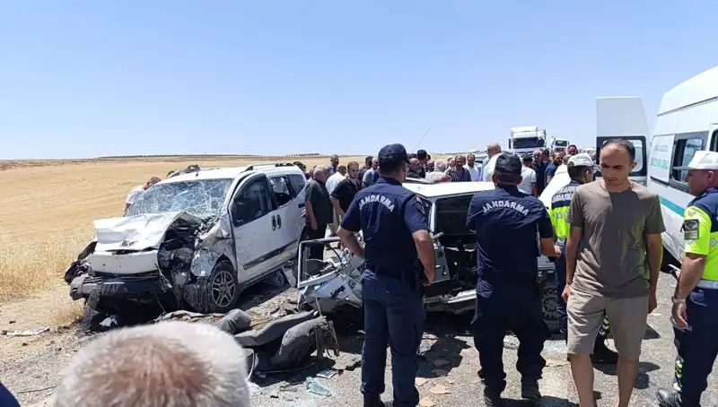 İki Araç Çarpıştı: Feci Kaza Sonucu 4 Can Gitti, 1 Kişi Yaralı