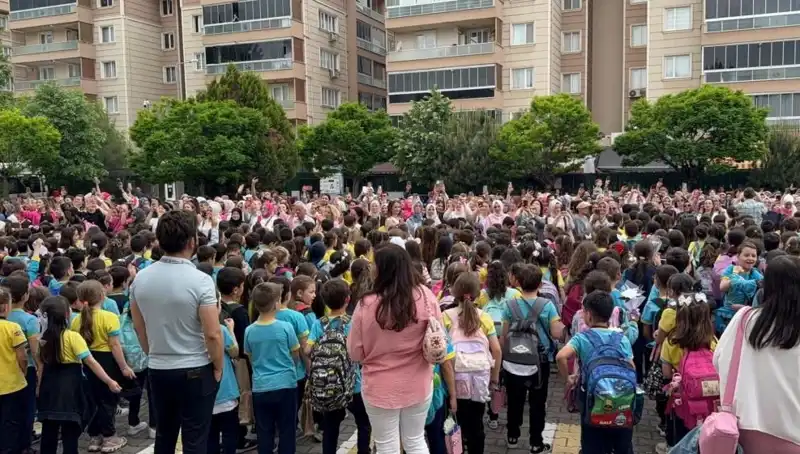 Öğrencilerin Özel Sürprizi: Annelerini Duygusal Anlarla Karnaval Gibi Karşıladılar