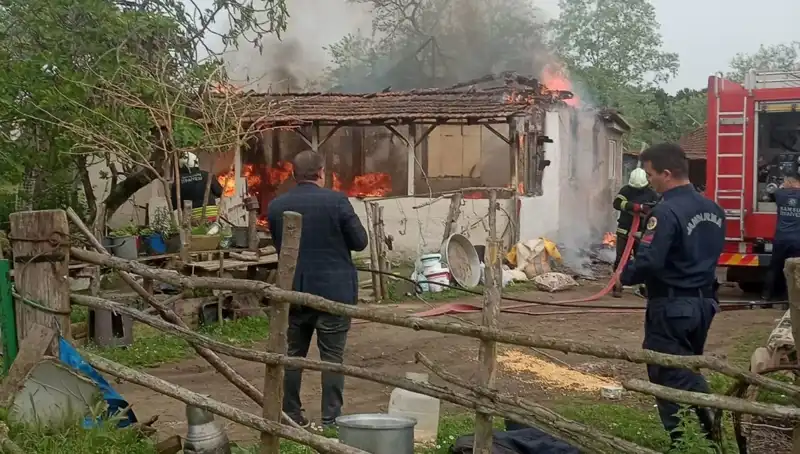 Elektrik Kontağından Yangın Çıktı: Fırtınalı Geceyi Alevler Sardı