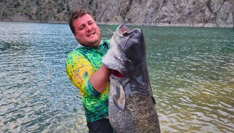 Amatör Balıkçılar 100 Kilo Ağırlığında Dev Balığı Baraj Gölünde Yakaladı!