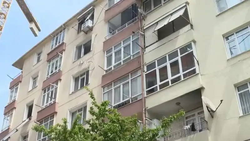 İstanbul'da Kolon Patlaması: 96 Daireli Site Acil Tahliye Edildi!