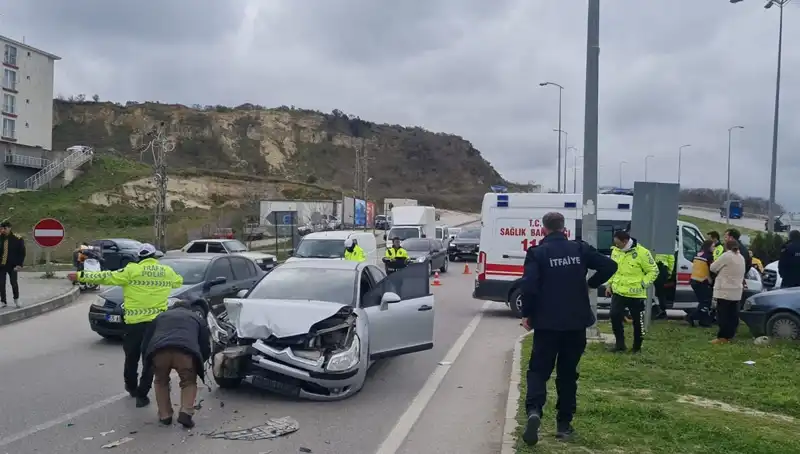 Sinop'ta Feci Kaza: İki Otomobil Çarpıştı, Yaralılar Hastaneye Kaldırıldı!
