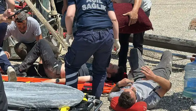 Vinç Faciası! Bayrak Asarken Devrilen Vinç İki İşçiyi Yaraladı