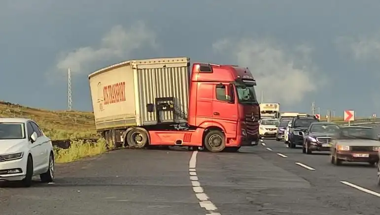 TIR Kaydı ve Yol Kapatma Krizi: Uzun Araç Kuyruklarıyla Yüzleşiyoruz