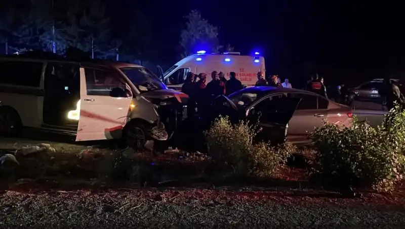 Ters Yön Faciası: Kafa Kafaya Çarpışan Araçlardan Feci Manzaralar