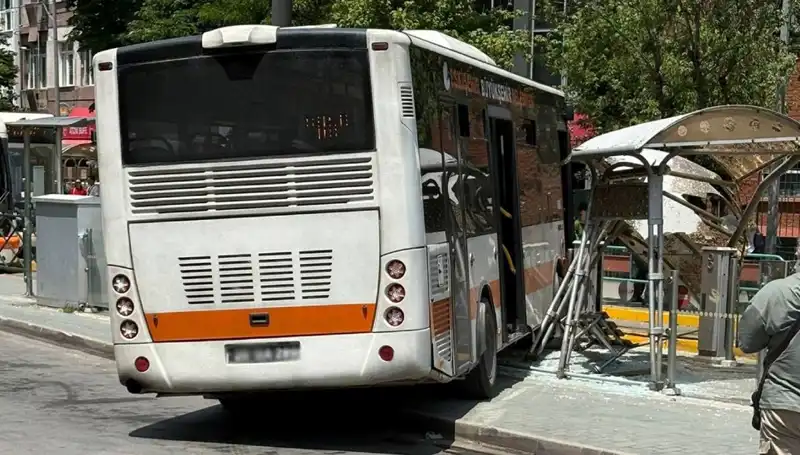 Belediye Otobüsü Tramvay Durağına Çarptı: Olayın Ardından Neler Oldu?