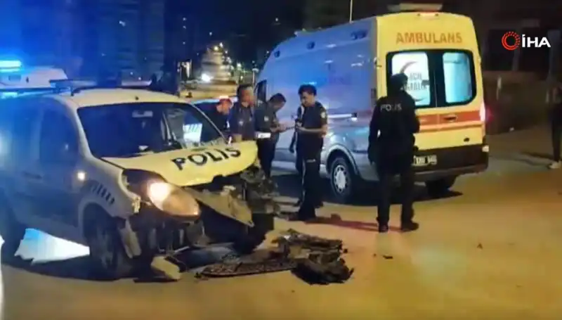 Ankara'da Özellikle Sabaha Karşı Trafik Kazası: Polis Aracına Çarpan Hafif Ticari Araç