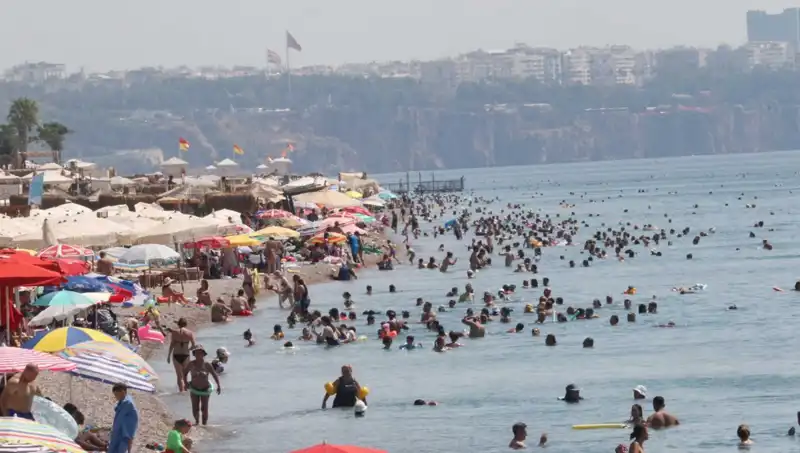 Antalya'da Sıcak Deniz Keyfi, Eylül Ayında Yazın Tadını Çıkarın!