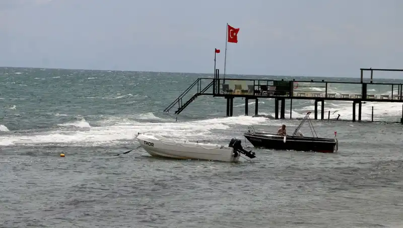 Poyraz Rüzgarı Denizi Kıyılarında Alarma Geçirdi, Yüzmek Yasaklandı!