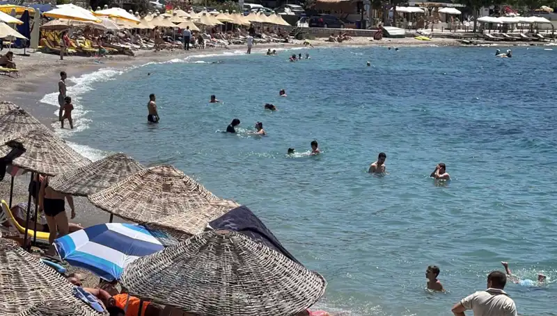 Yaz sıcaklarında serinlemek isteyenler plajlara akın etti
