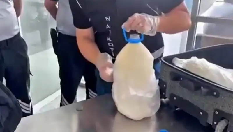 Havalimanında Şok: Süt Şişesi İçinde 12 Kilo 800 Gram Narkotik Ele Geçirildi!