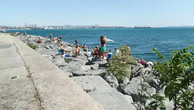 İstanbul'da Yaz Geliyor: Hava Isındı, Plajlar Şenlendi!