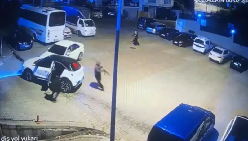 Kağıthane'de Kalaşnikovlu Dehşet: Maskeli Saldırganlar Ortalığı Korku İçinde Bıraktı
