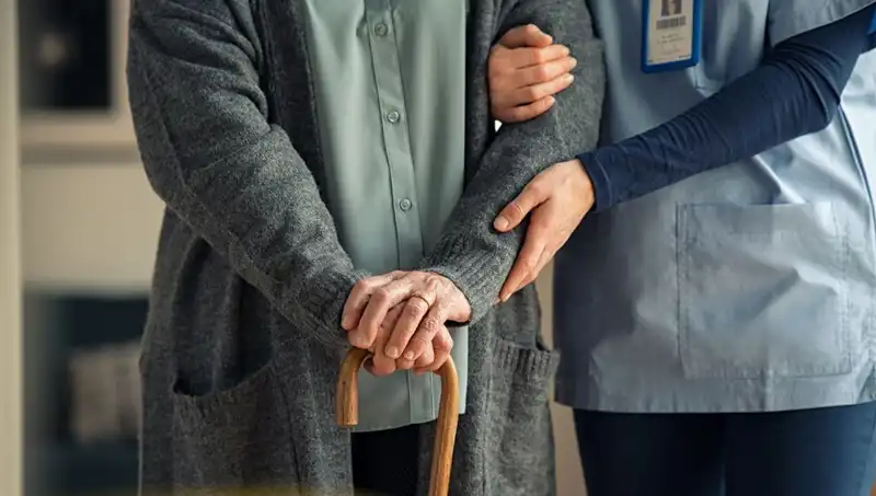102 Yaşında Dünyanın En Yaşlı Doktoru: Uzun Yaşamının 4 Sırrı