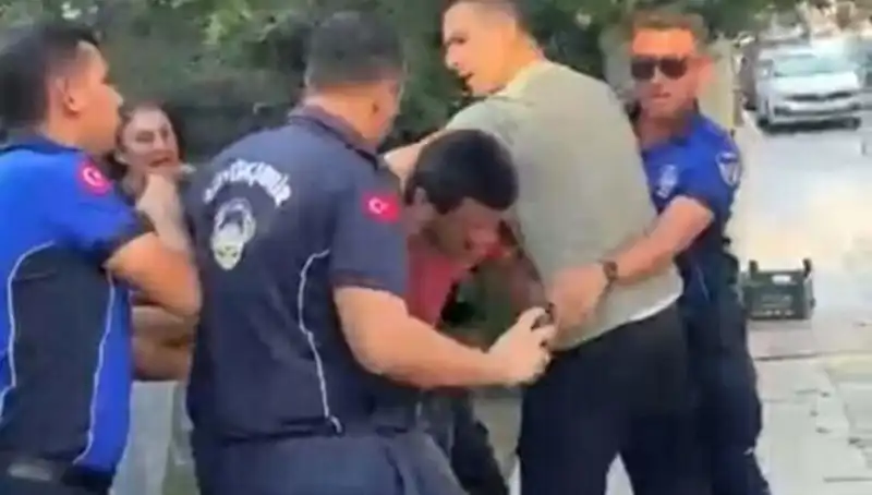 Sokak Ortasında Seyyar Satıcıya Zabıta Müdahalesi: Dayak İddiaları Gündemde