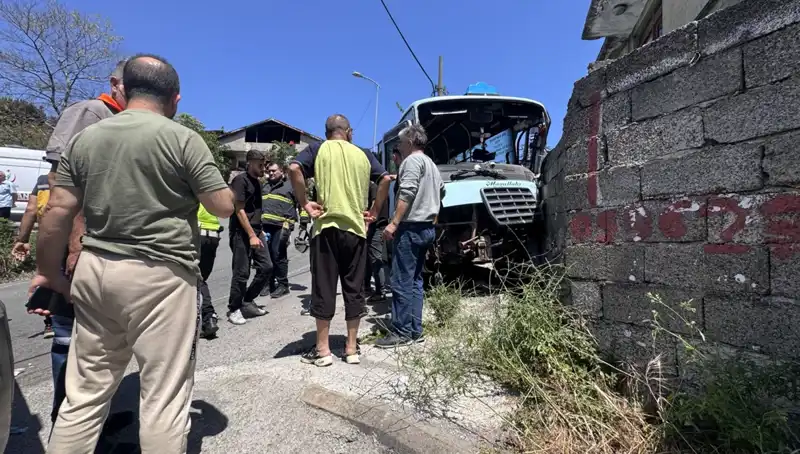 Minibüs Kazası: Duvara Çarpan Araçta 14 Yaralı