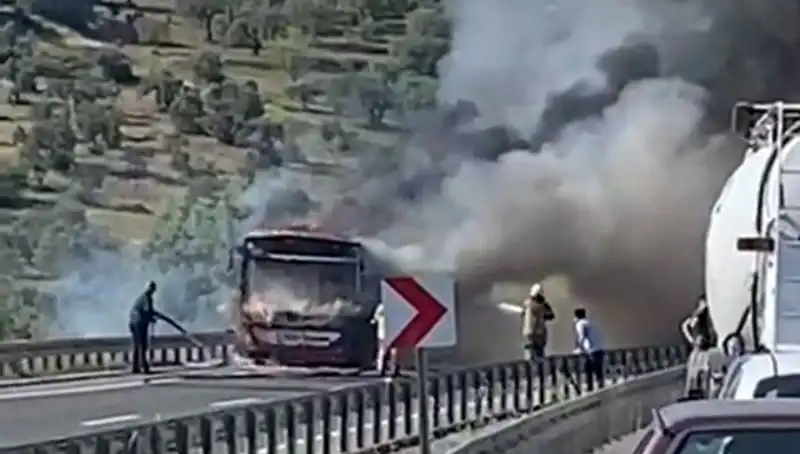 İzmir’de Belediye Otobüsü Yangını: Yolcuların Hayatı Kurtarıldı