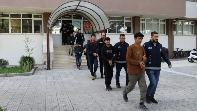 Edirne ve Kırklareli'nde Kaçak Göçmen Operasyonu: 200'den Fazla Göçmen Yakalandı