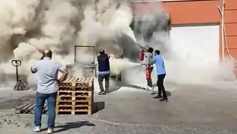 AVM Depo Alanında Yangın Paniği: Alışveriş Merkezinde Neler Oldu?