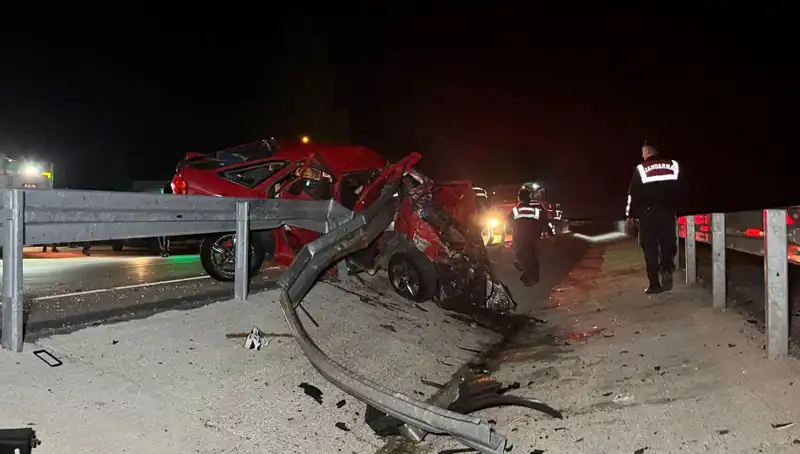 Bariyerlere Çarpan Otomobilde Yürek Yakan Kaza: 2 Can Gitti!