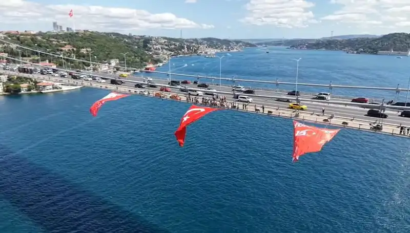 Tarihi Köprüye Dev Türk Bayrağı Asıldı: Anlamı ve Etkileri