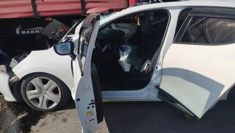 Sivas’ta Otomobil TIR’a Çarptı: Feci Kaza Ayrıntıları