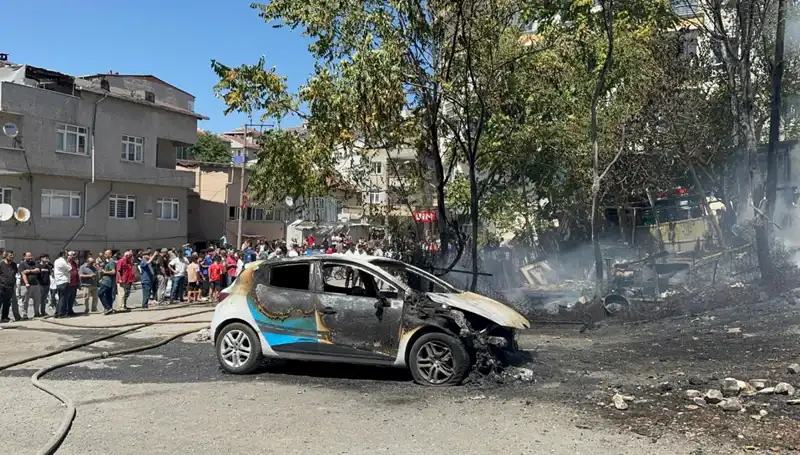 Gecekonduda Çıkan Yangın, Sıra Dışı Olaylarla Beraber Araç Yaktı