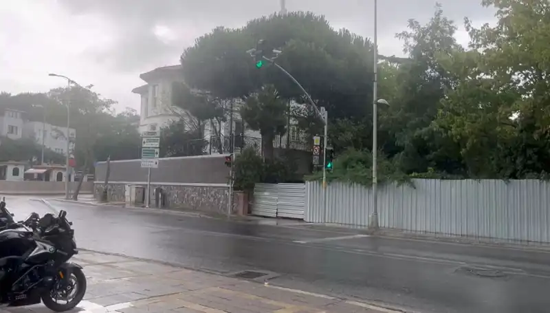 İstanbul’da Sağanak Yağış İstanbul’un Sıcak Hava Dalgasını Kırdı