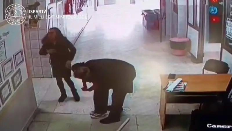 İlkokulda Öğretmenin Kahramanlığı: Heimlich Manevrası ile Hayat Kurtarma Anı