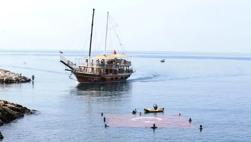 : Denizde 15 Temmuz Anmasında Türk Bayrakları Dalgalandı