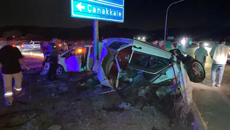 Çanakkale'de Otomobil Çarpışması: Yaralıların Durumu Ciddiyetini Koruyor