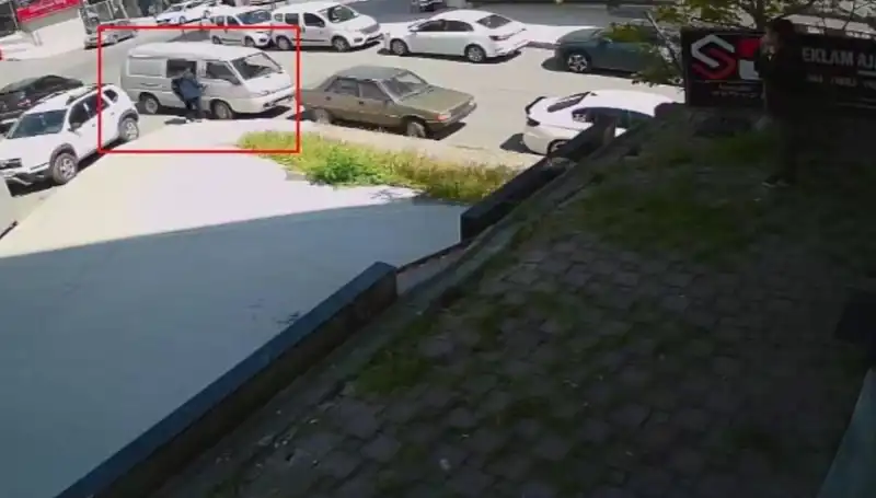 Aracını Çalmak İsteyen Hırsızı Suçüstü Yakalayan Kahraman Annesiyle Gündem Oldu