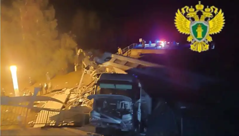 Rusya'da İki Büyük Köprü Çöktü: Tren Kazasında Yedi Kişi Hayatını Kaybetti