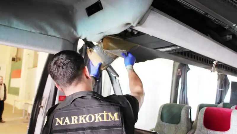 Sınır Kontrolünde Şok: 77 Kilo Uyuşturucu Taşıyan Otobüs Ele Geçirildi!
