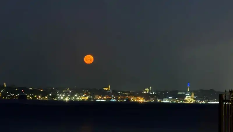 İstanbul'da "Çilek Dolunayı": Sıradışı Güzelliklerle Dolu Bir Gece