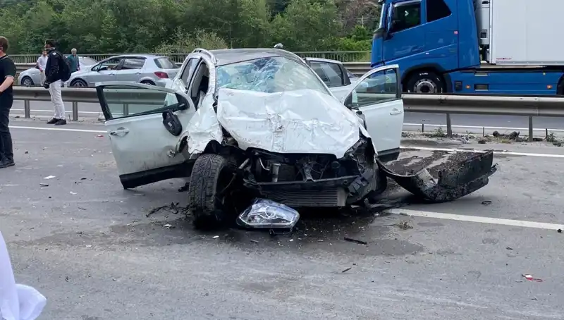 Beton Kanala Çarpan Araçta Üç Yaralı: Kaza Anı Tüyler Ürpertici