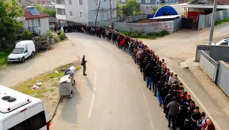 Bursa'nın O Mahallesinde Bayramlaşma Geleneği Devam Ediyor: 1 Kilometrelik Kuyruk
