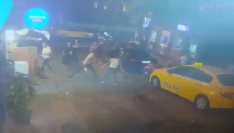 Beyoğlu’nda Laf Atma Kavgasında Kan Aktı: Olay Yerinde Gerilim Tırmandı