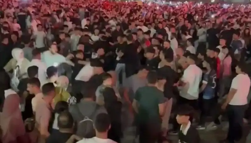 Konser Alanında Korkutan Bıçaklı Kavga: Üç Genç Yaralandı