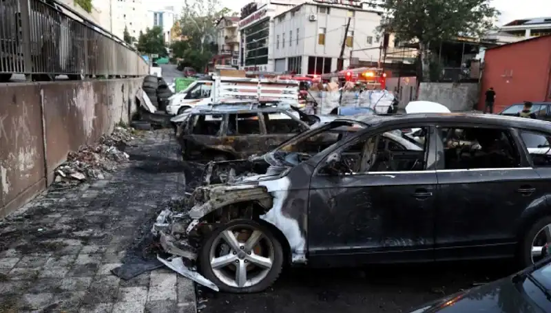 Sanayi Bölgesinde Vahşi Yangın: Tamir Bekleyen Araçlar Kül Oldu!