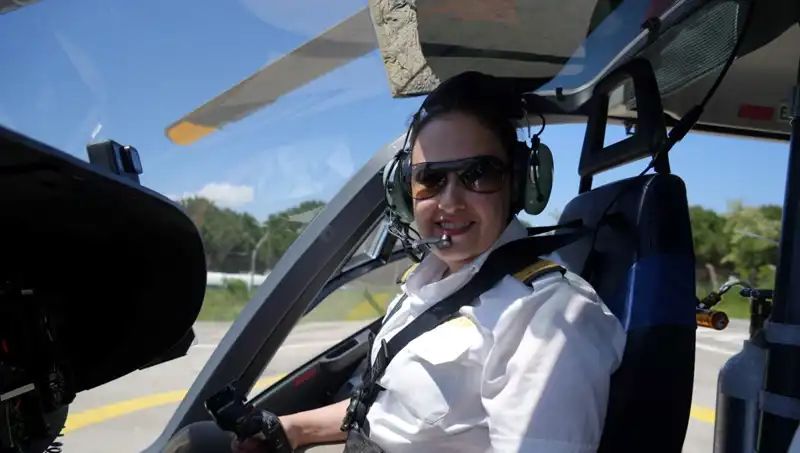 Türkiye'nin Tek Kadın Ambulans Helikopter Pilotu, Yer Çekimine Meydan Okuyor