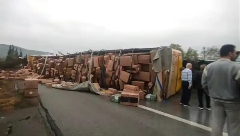 TEM Otoyolu'nda TIR Devrildi: Ankara Yönü Trafiğe Kapandı!